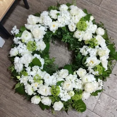 Coroana funerara cu flori albe
