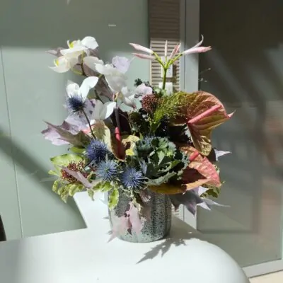 aranjament-floral-corporate-orhidee-eringium-brassica-imod-flowers.jpg