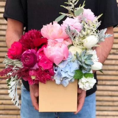 aranjament floral cu bujori