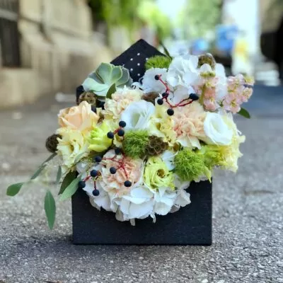 aranjament floral cu hortensia alba