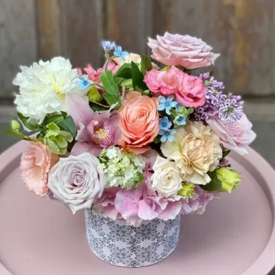 aranjament floral cu hortensia alba si lalele