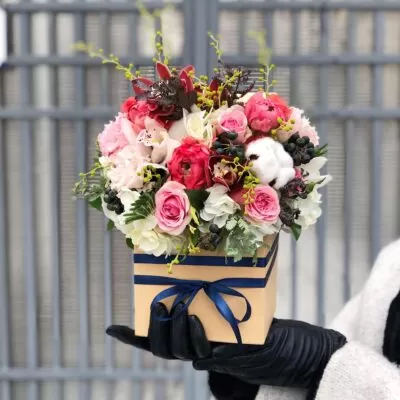 aranjament floral in cutie cu trandafiri si ranunculus 1