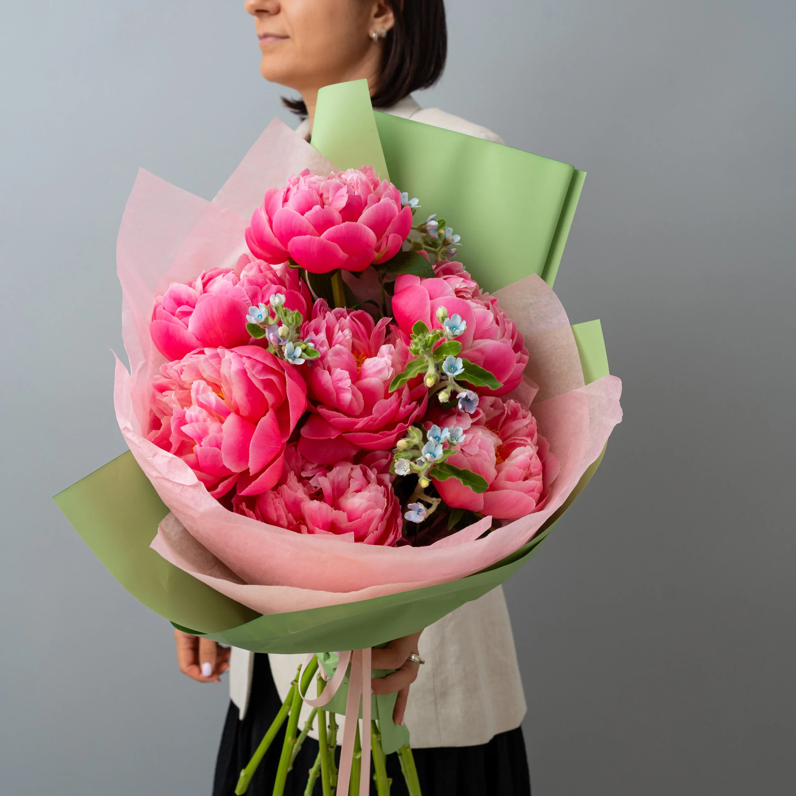 Buchet vibrant cu bujori coral si oxypetalum