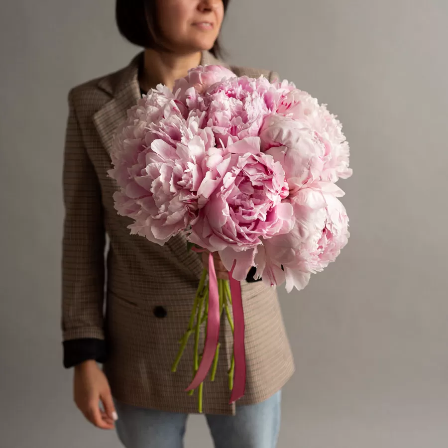 Buchet cu 11 bujori roz pal