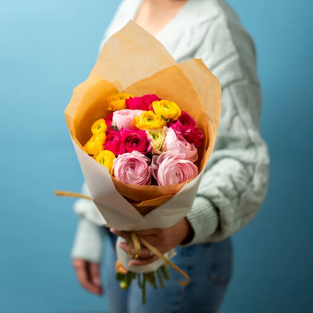 buchet cu ranunculus colorat