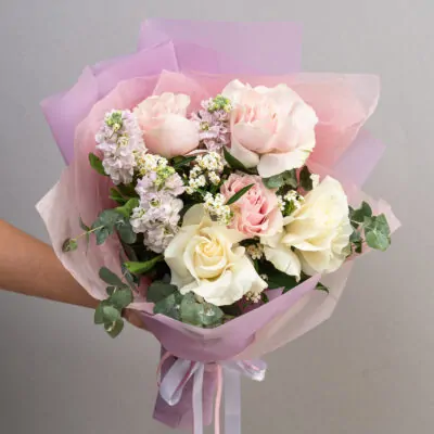 Buchet pastel cu trandafiri si mathiola