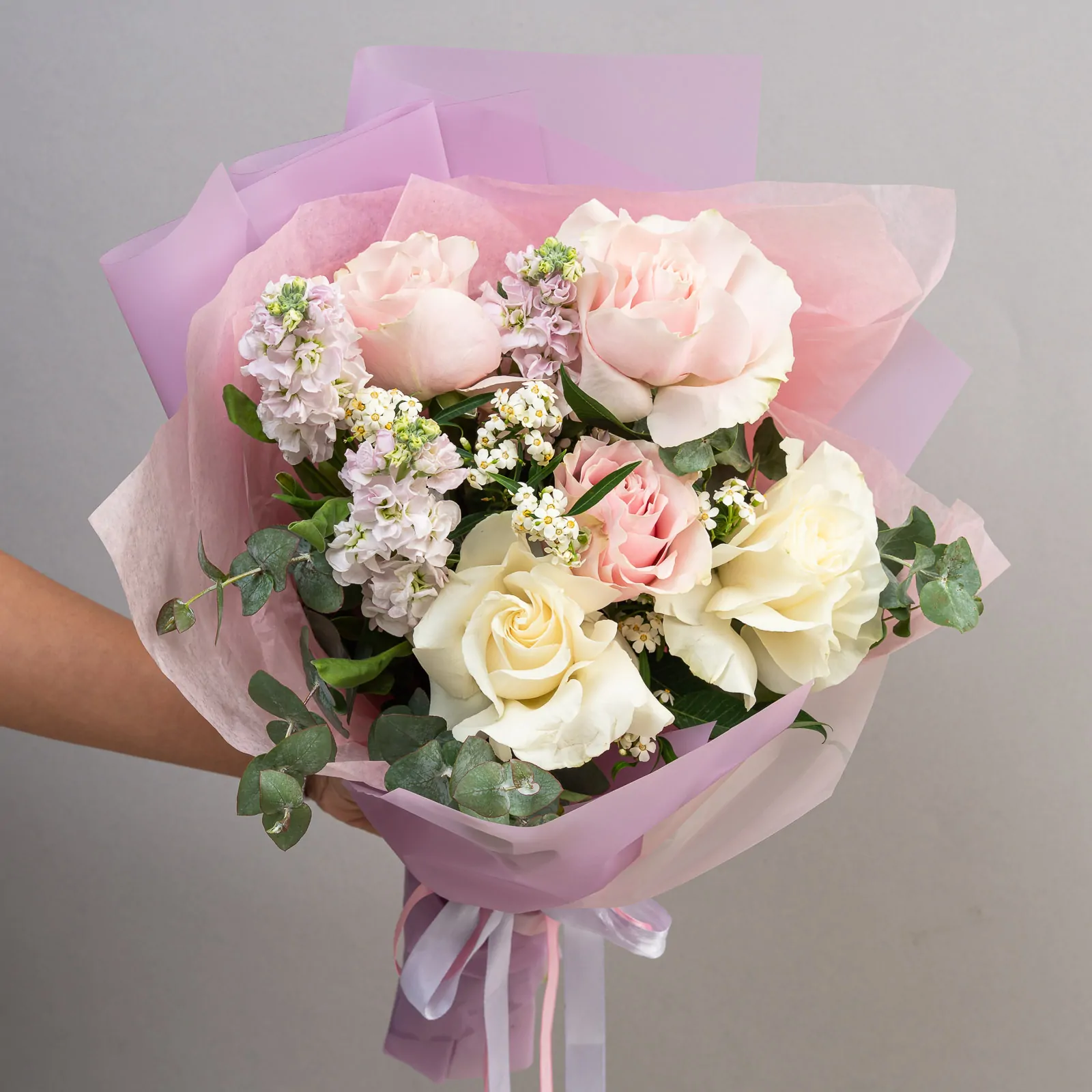 Buchet pastel cu trandafiri si mathiola