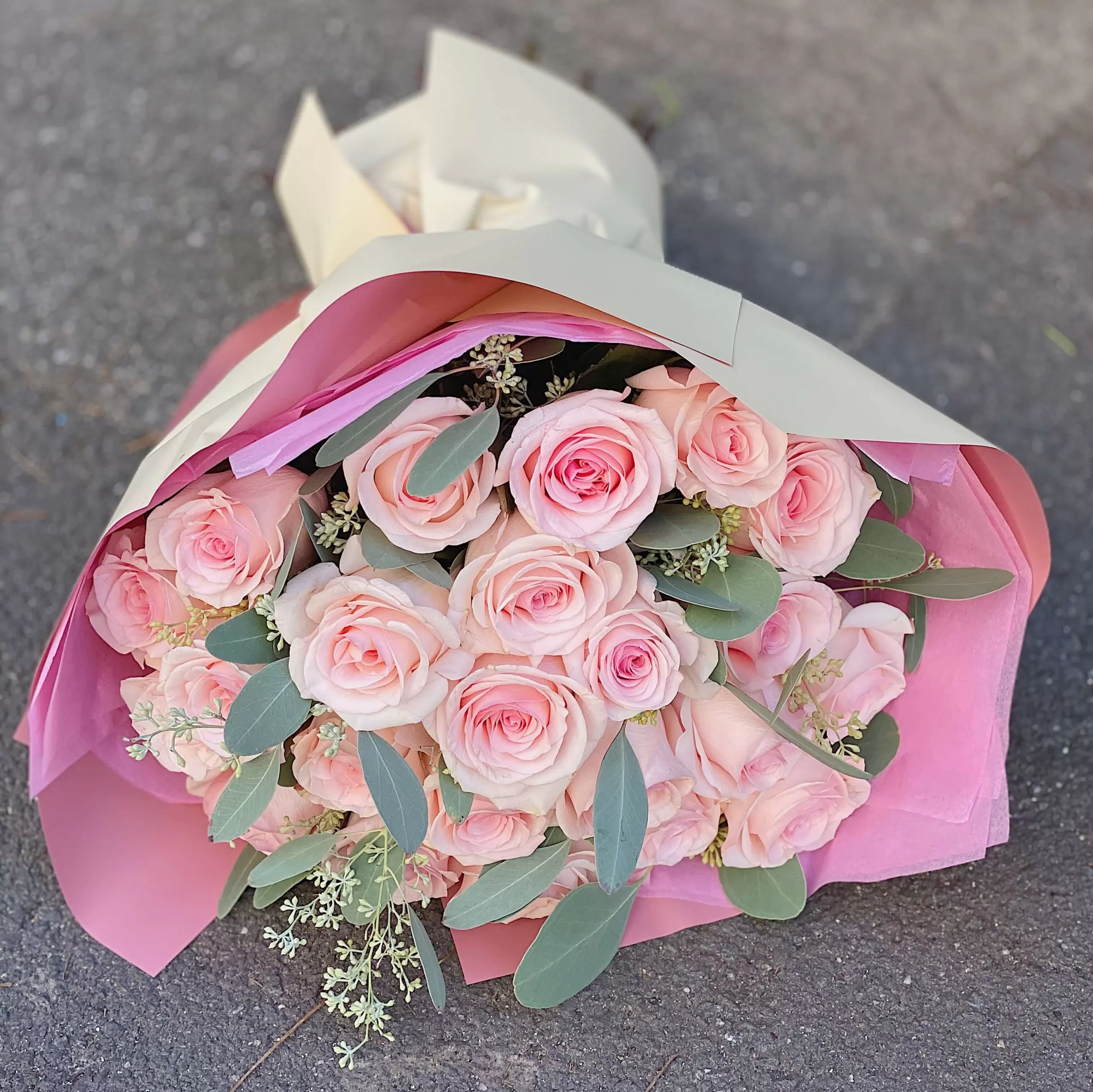 buchet de flori cu 25 trandafiri roz scaled