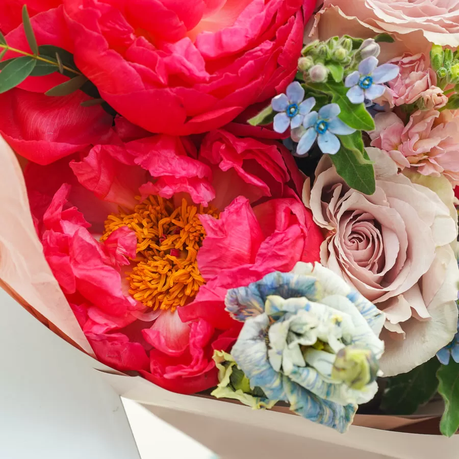 buchet de flori cu bujori
