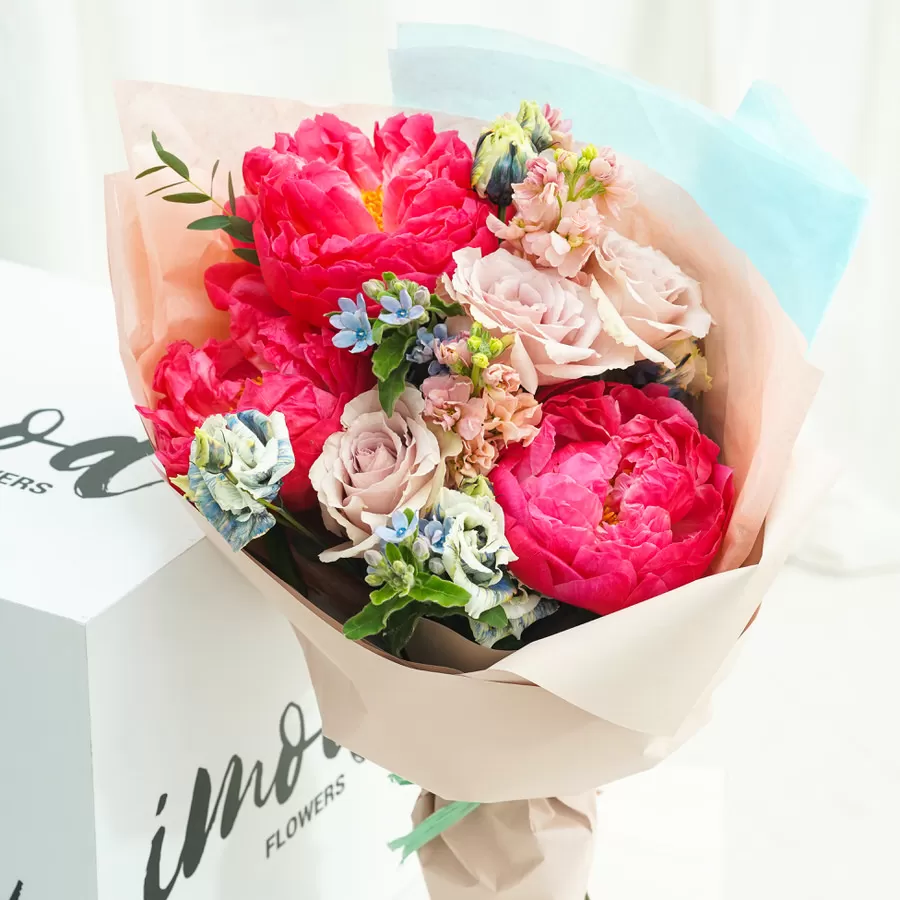 Buchet de flori cu bujori si oxypethalum