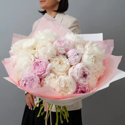 Buchet Ivory Blush cu 31 bujori premium