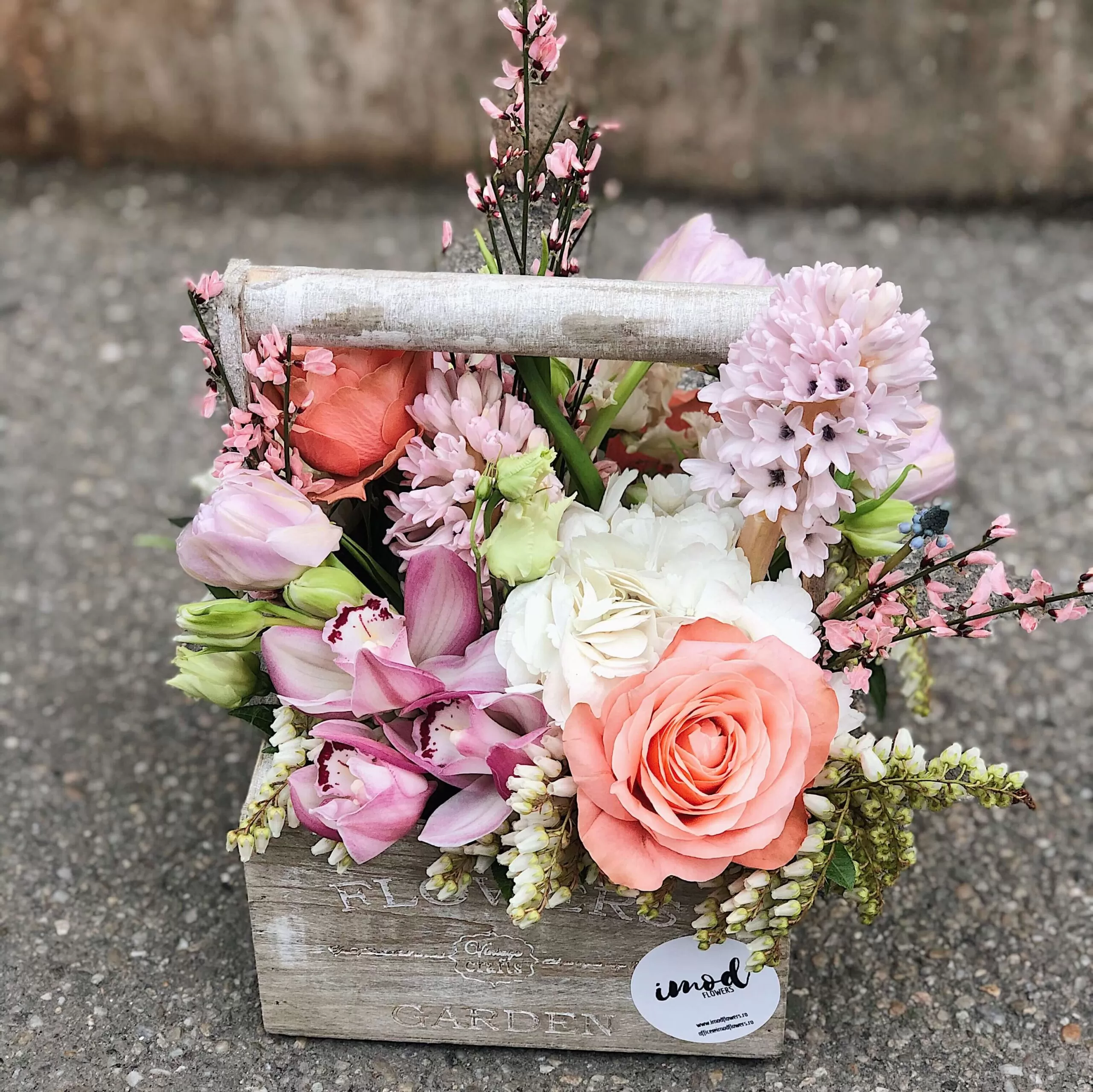 cos cu flori bucuria in culori