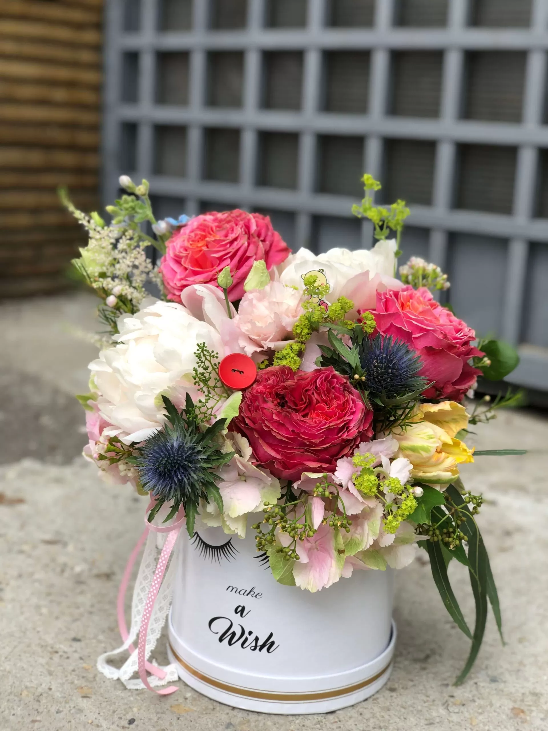 cutie cadou cu trandafiri si hortensie 1