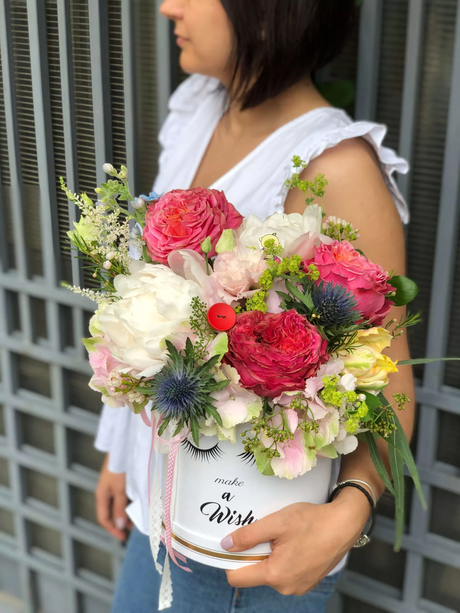 cutie cadou cu trandafiri si hortensie scaled