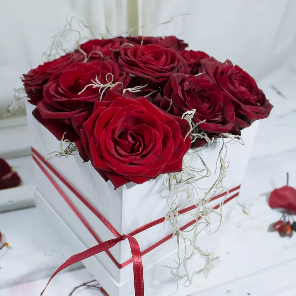 cutie cu 9 trandafiri rosii