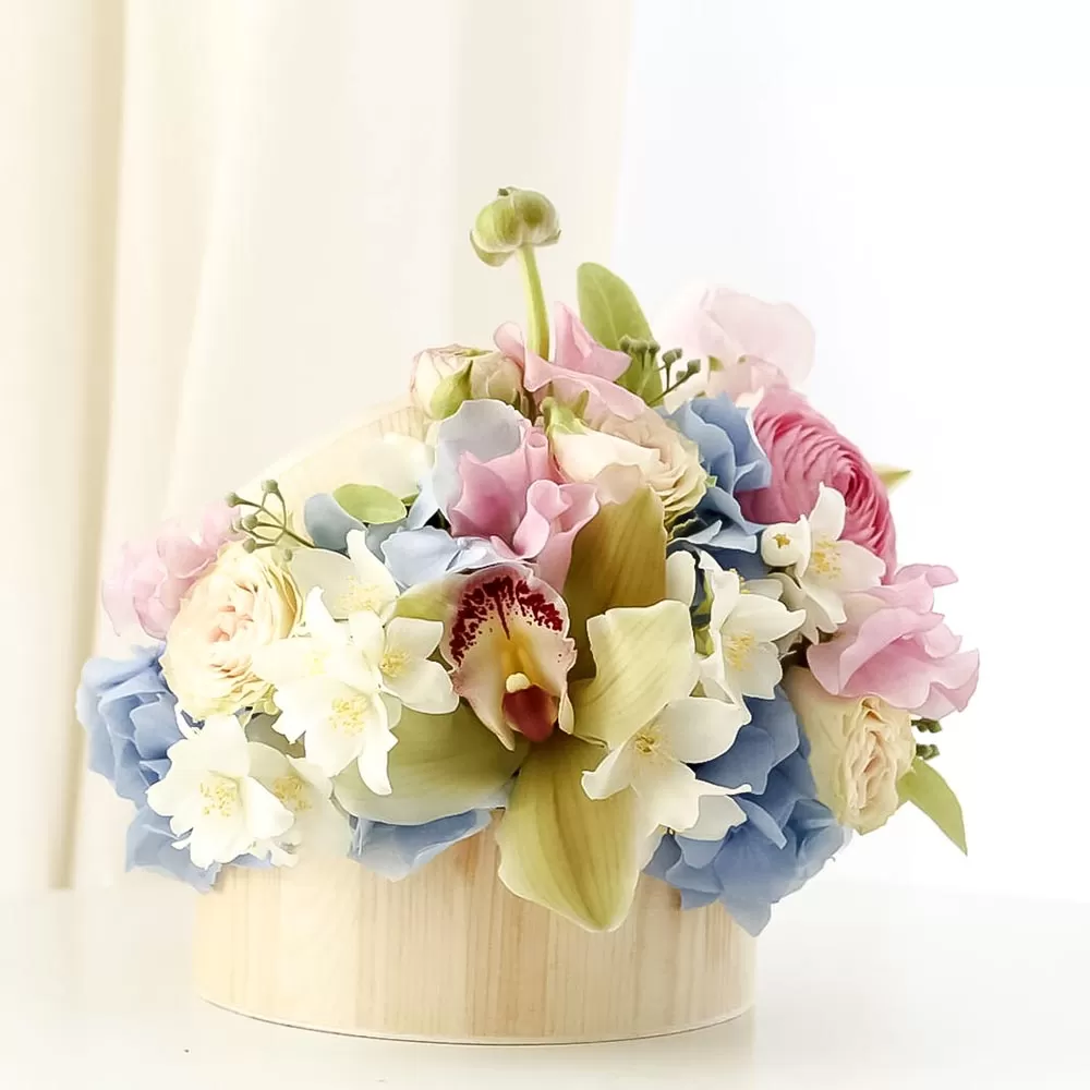 cutie cu flori de cymbidium verde