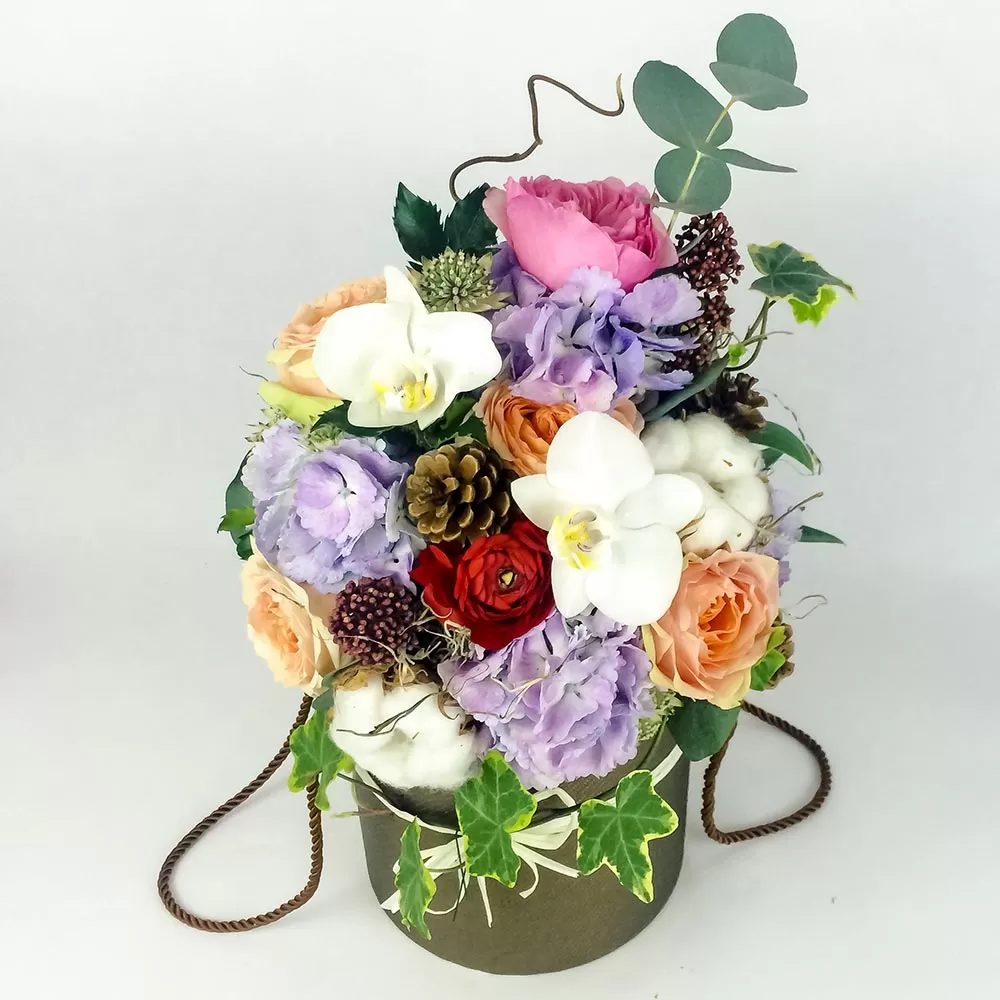 Cutie cu hortensia lila si trandafiri peach