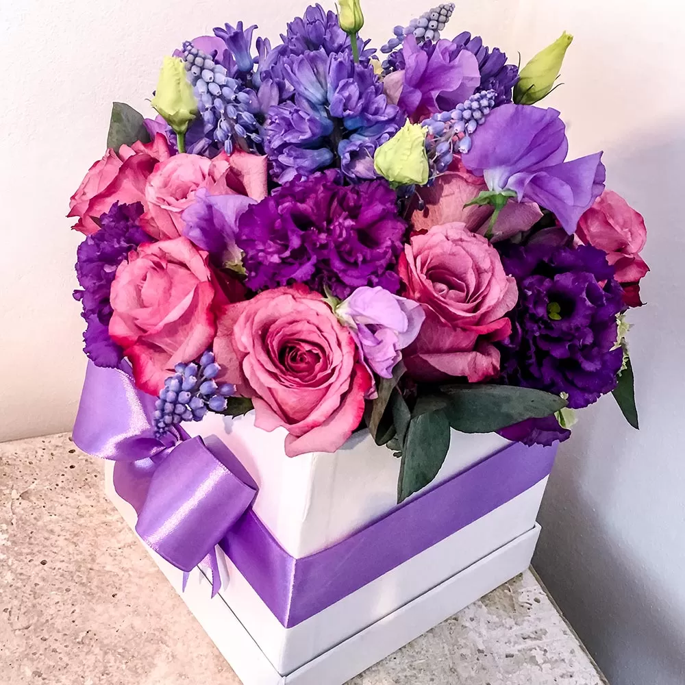 cutie cu trandafiri lila